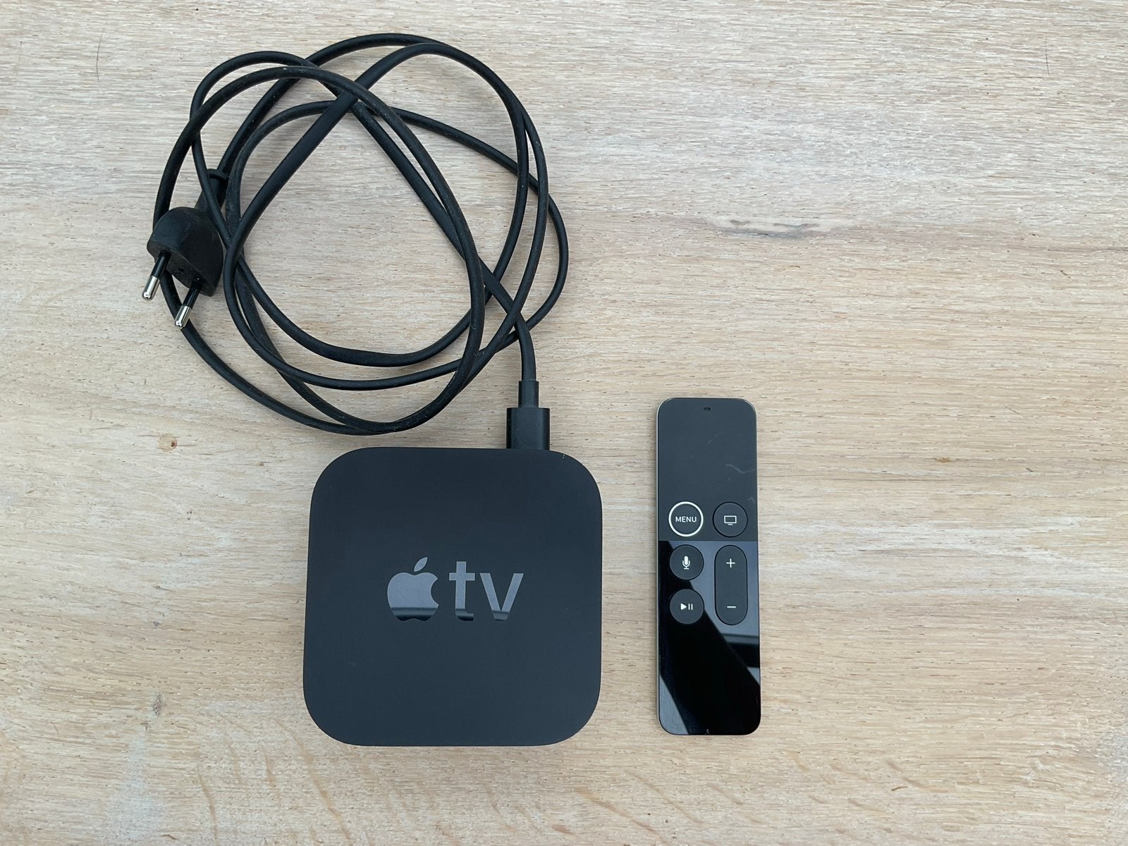 Apple TV 4K (1e generatie) met afstandsbediening en kabel, Audio, Tv en Foto, Mediaspelers, Ophalen of Verzenden, Zo goed als nieuw