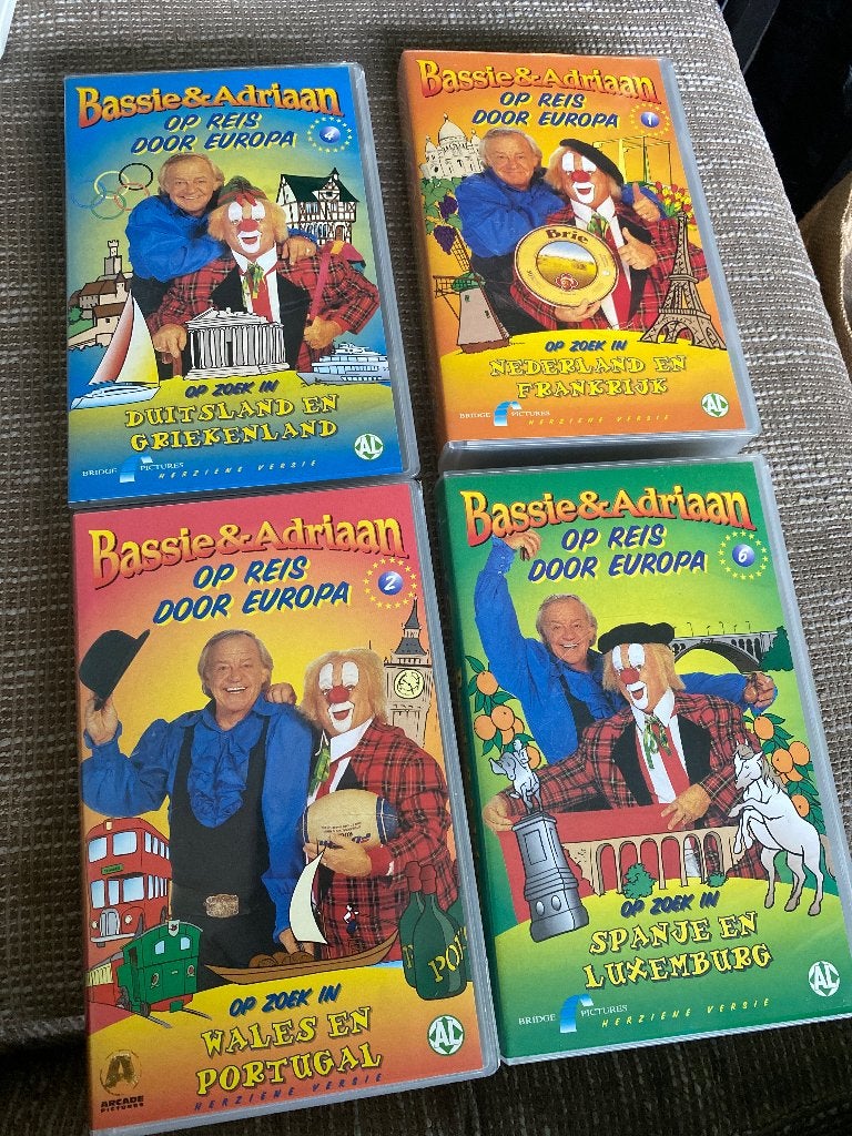 Bassie & Adriaan Op Reis Door Europa VHS - 4 banden, Cd's en Dvd's, Boxset, Gebruikt, Alle leeftijden, Kinderprogramma of -film