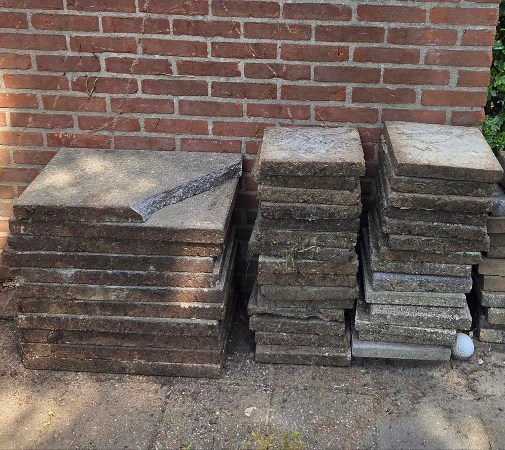Gratis tegels af te halen (bovenste tegel gebroken), Ophalen of Verzenden