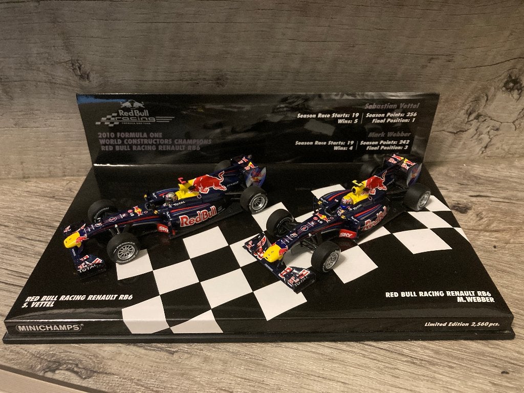 ✅ Mark Webber + Sebastian Vettel 2010 Dubbelset 1:43 RedBull, Ophalen of Verzenden, Zo goed als nieuw, Formule 1