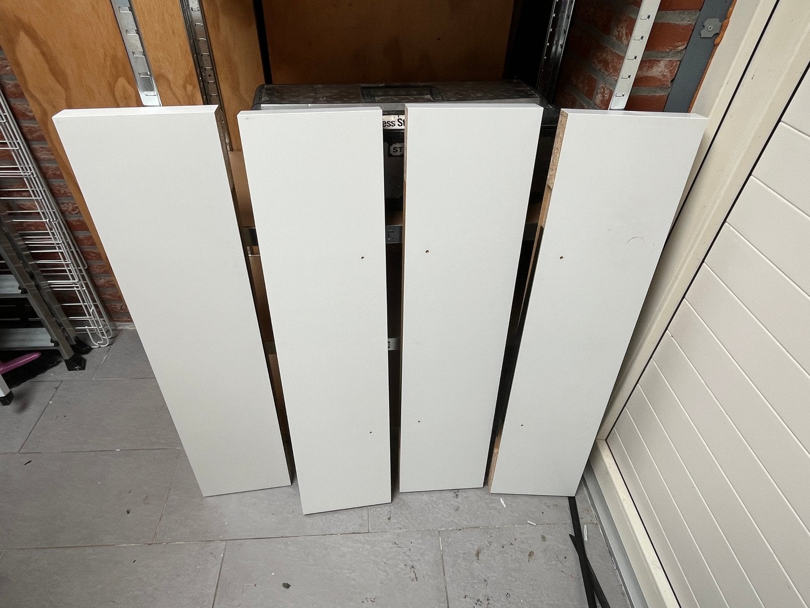4 witte IKEA wandplanken met metalen steunbalken, Ophalen, Gebruikt