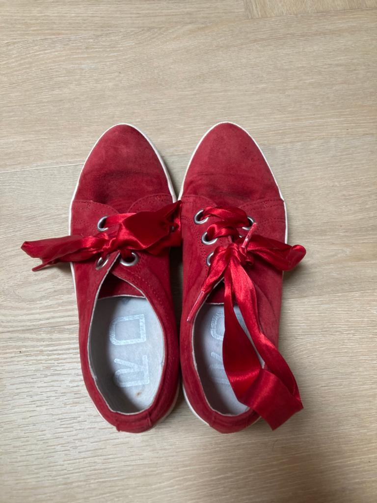 Rode sneakers met veterlint maat 36, Gebruikt, Meisje, Schoenen, Ophalen of Verzenden