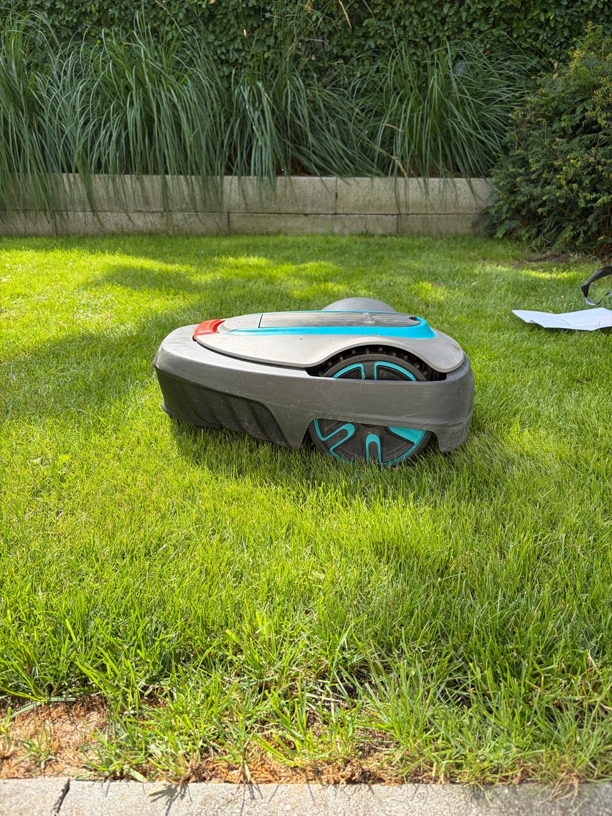 Gardena Sileno City Robotmaaier + Garage + 2e Laadstation, Cirkelmaaier, Gebruikt, Minder dan 30 cm, Accu-grasmaaier