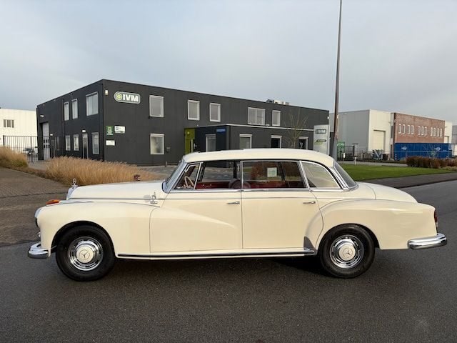 Mercedes Benz 300 Serie "Adenauer", Auto's, 160 pk, Mercedes-Benz, Handgeschakeld, 6 km/l