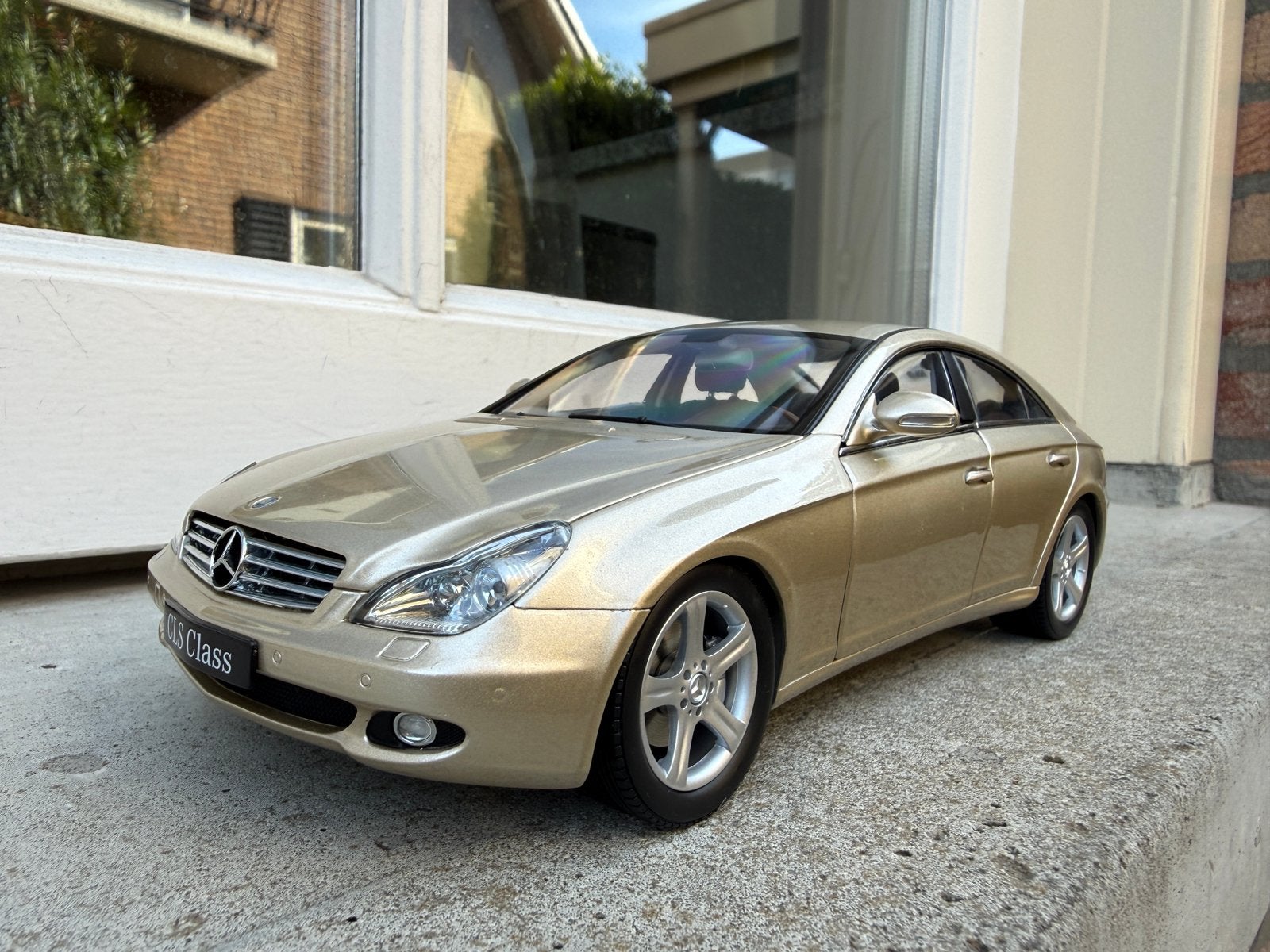 1:18 Mercedes CLS-Klasse CLS500 Gold 2004 Kyosho No.08401LBE, Kyosho, Auto, Ophalen of Verzenden, Zo goed als nieuw