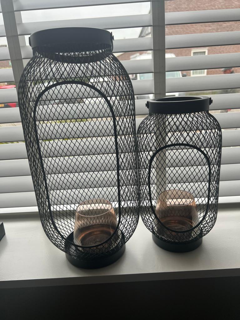 Set van 2 zwarte metalen windlichten/kandelaars, Huis en Inrichting, Woonaccessoires | Kandelaars en Kaarsen, 25 tot 50 cm, Zwart