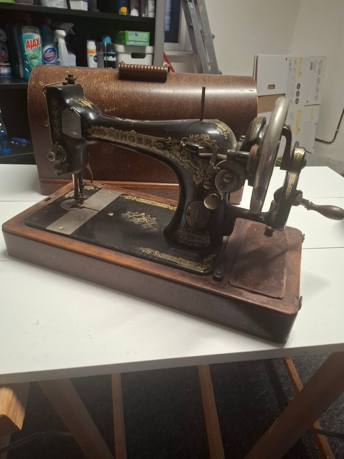 Oude Singer naaimachine met houten kap, Ophalen