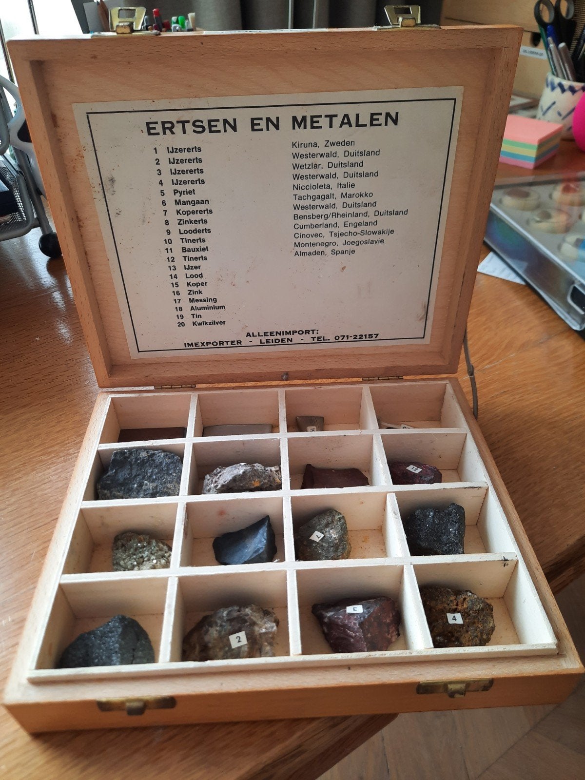 Oud schoolmateriaal mineralen kistje en plastic doos., Verzamelen, Mineralen en Fossielen, Ophalen of Verzenden