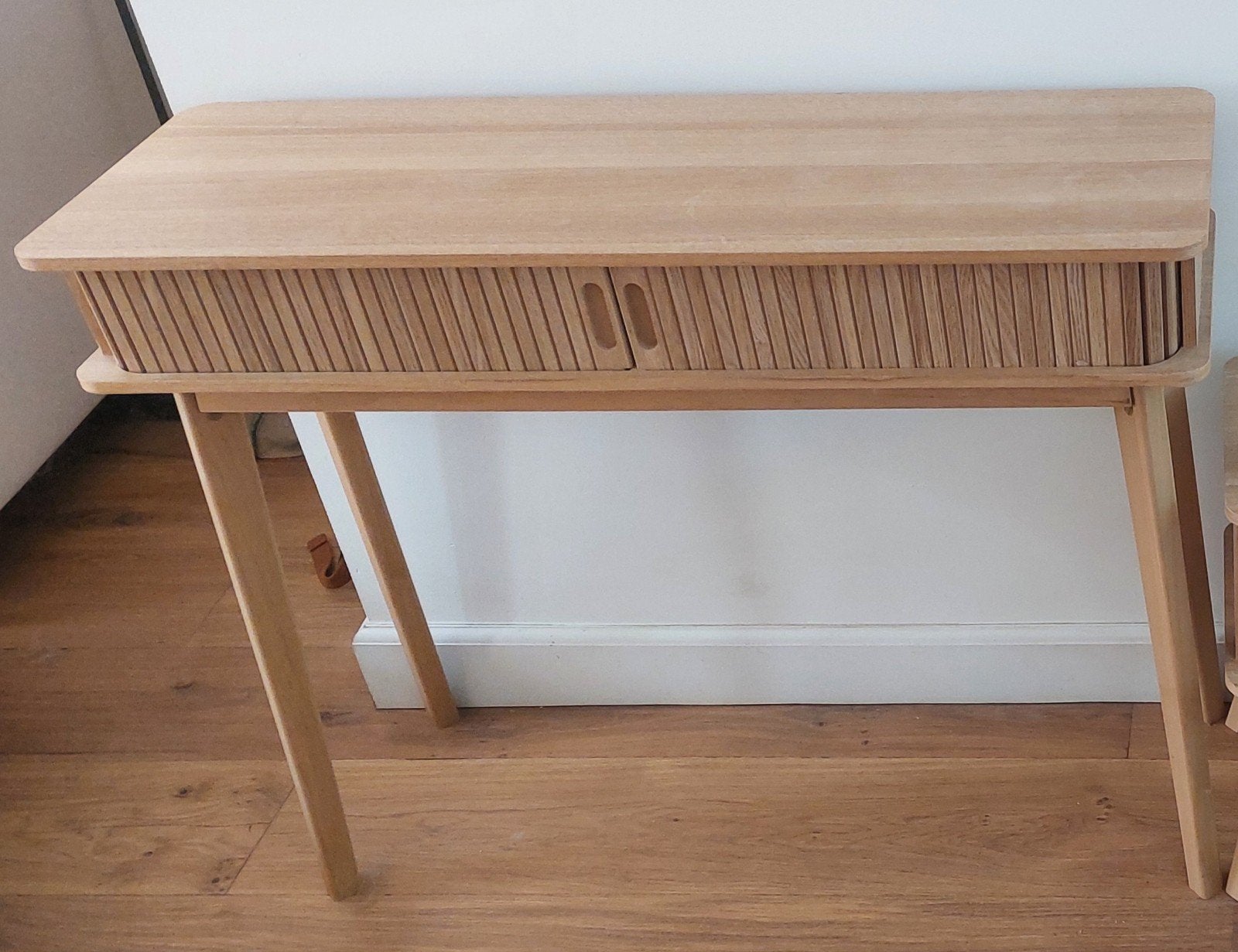 Stijlvol houten bijzettafeltje met roldeurtjes, Ophalen, Gebruikt, 75 cm of meer, Modern