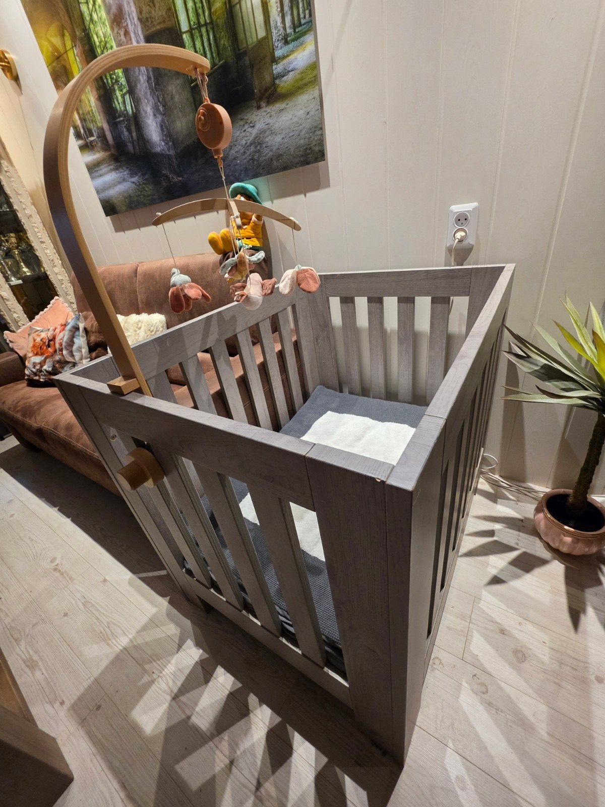 Mooie grijze TWF  box met houten mobiel van little dutch, Kinderen en Baby's, Boxen, Ophalen, Zo goed als nieuw, In hoogte verstelbaar