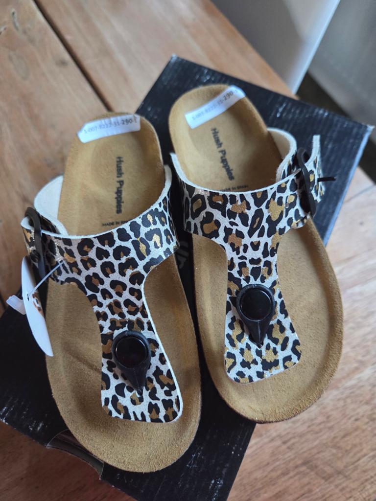 Nieuwe Hush Puppies slippers met luipaardprint, Kinderen en Baby's, Kinderkleding | Schoenen en Sokken, Meisje, Hush Puppies, Overige typen