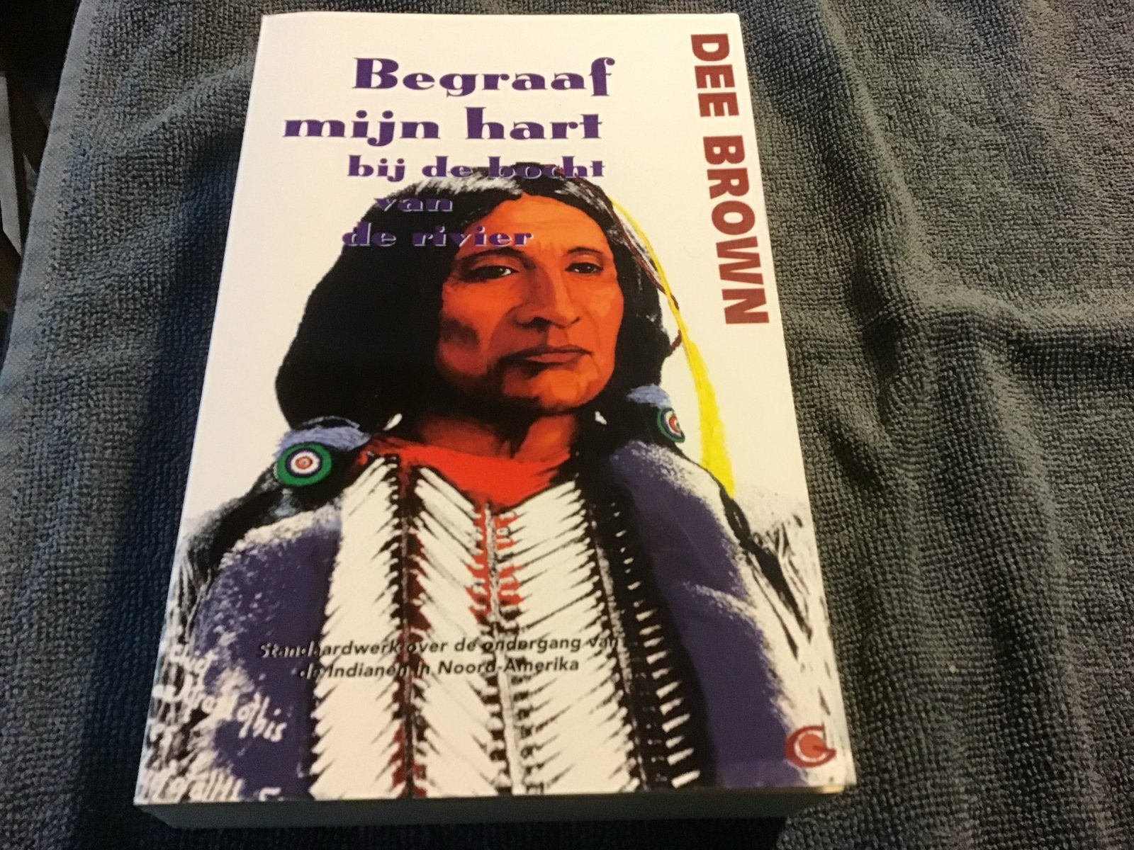 Begraaf mijn hart bij de bocht van de rivier - Dee Brown, Boeken, Ophalen of Verzenden, 20e eeuw of later, Gelezen, Noord-Amerika