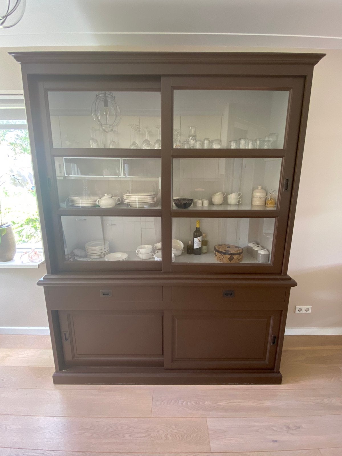 Buffetkast bruin met binnenkant crème van Richmond Interiors, Ophalen, Gebruikt, Met deur(en), 200 cm of meer