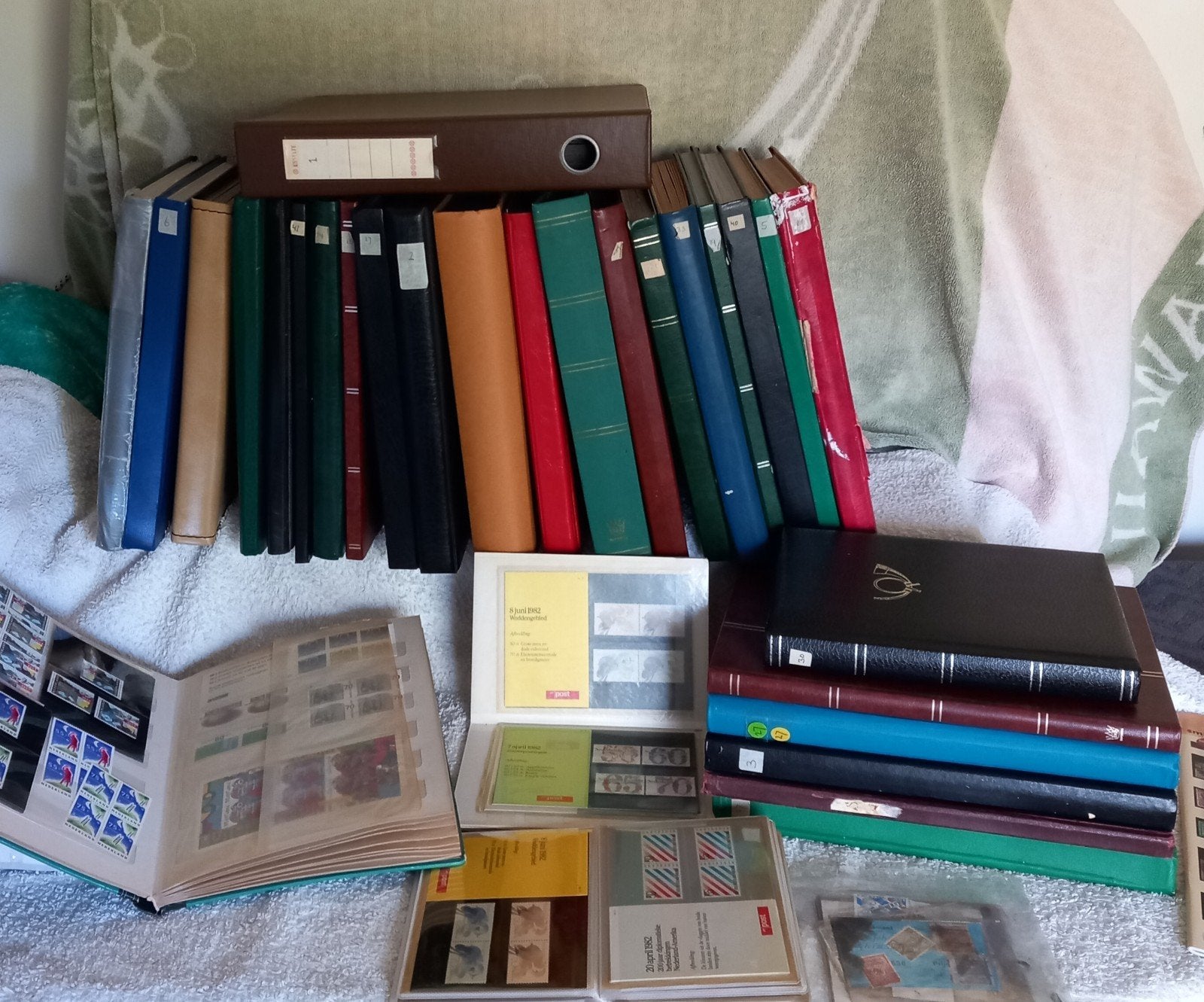 Grote postzegelverzameling 42 stockboeken losse zegels ., Ophalen