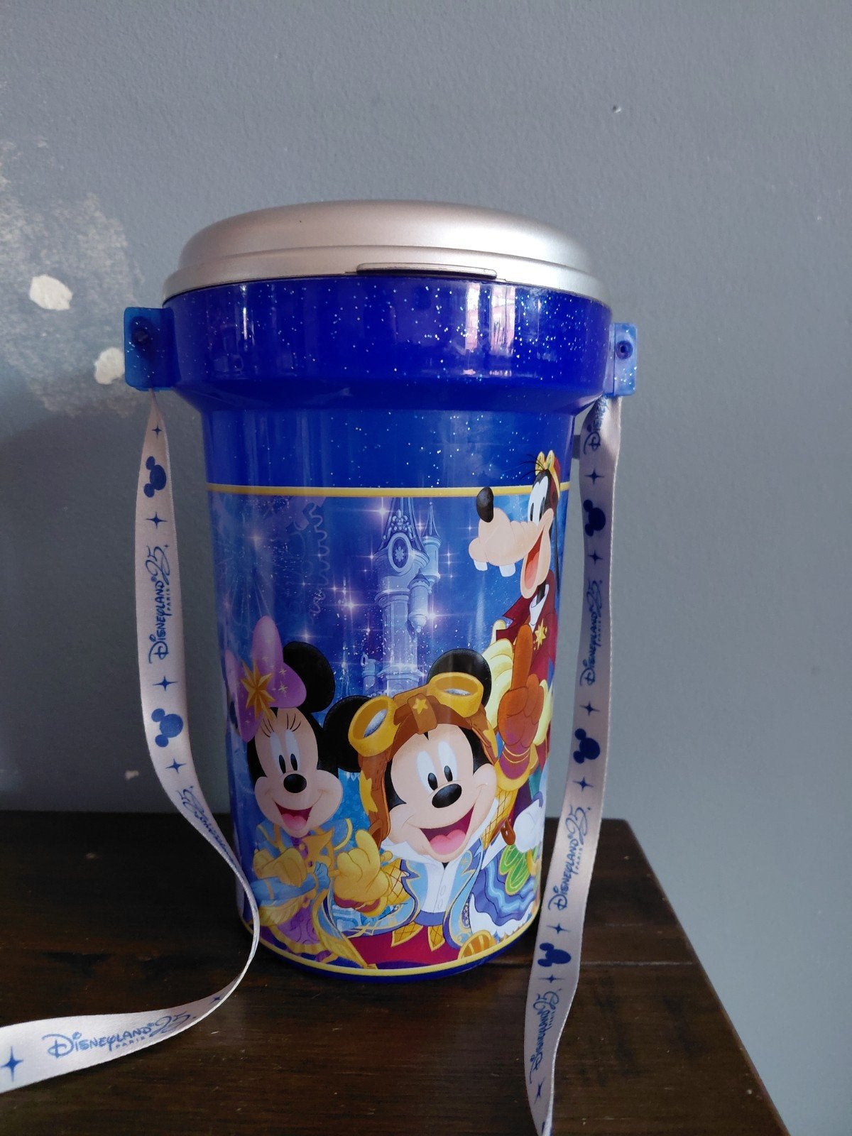Disneyland Paris 25 Years of Stars popcornemmer + draagriem, Ophalen of Verzenden, Mickey Mouse, Gebruikt, Tas, Koffer of Zak