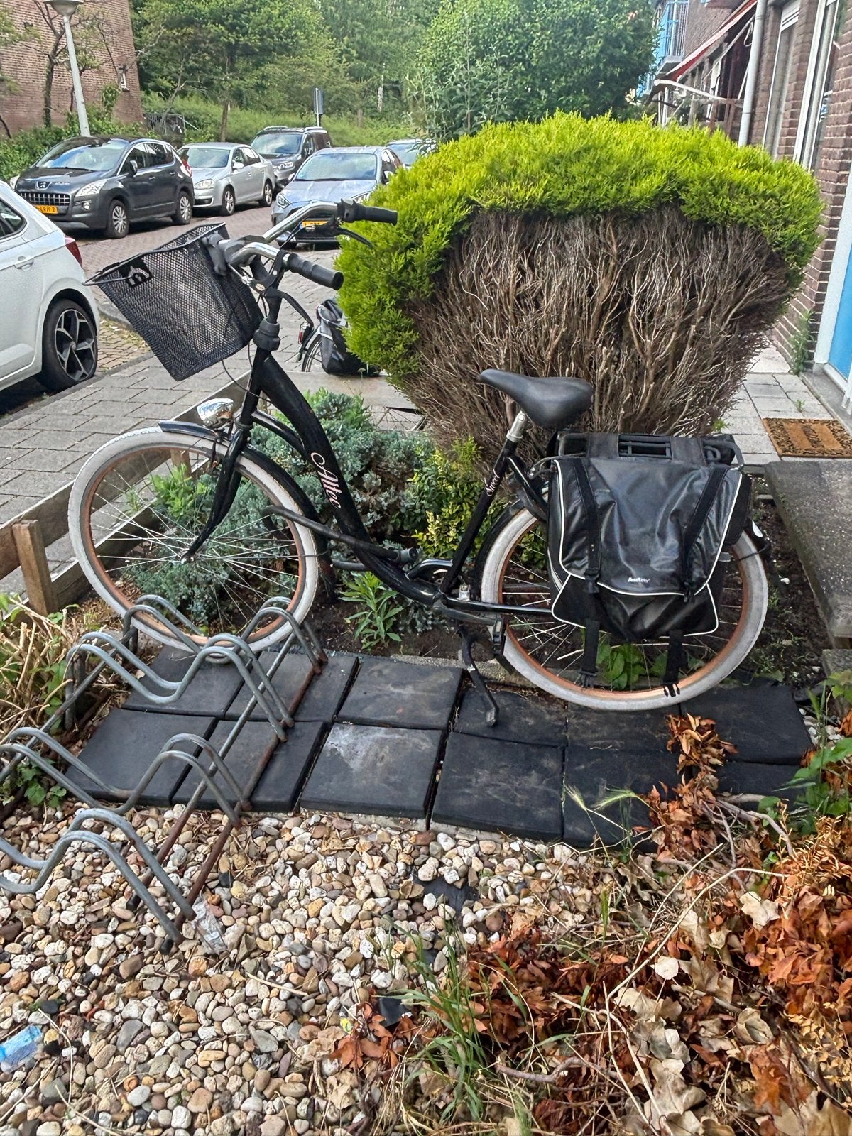 Mooie zwarte fiets met mand en fietstassen, Gebruikt, Velgrem, Versnellingen, 50 tot 53 cm