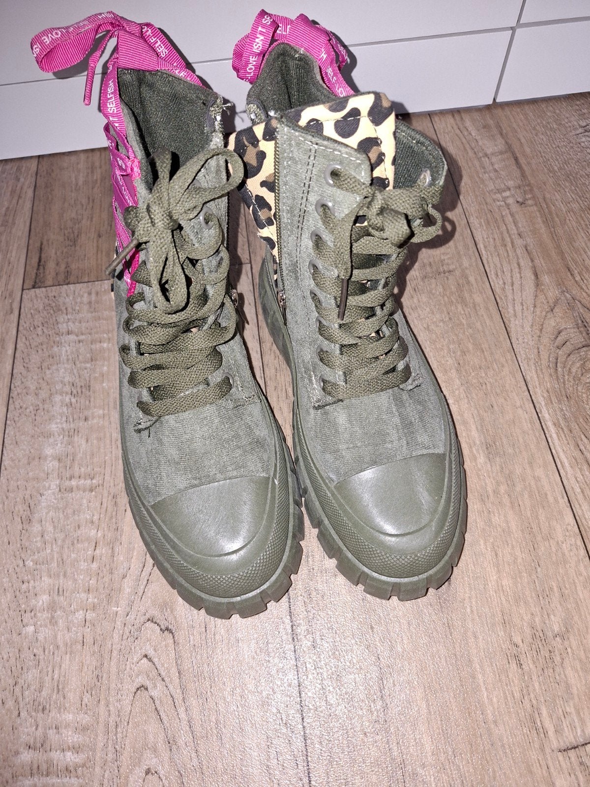 Stoere legergroene laarzen met roze en panterprint details, Lage of Enkellaarzen, Ophalen of Verzenden, Groen, Onbekend