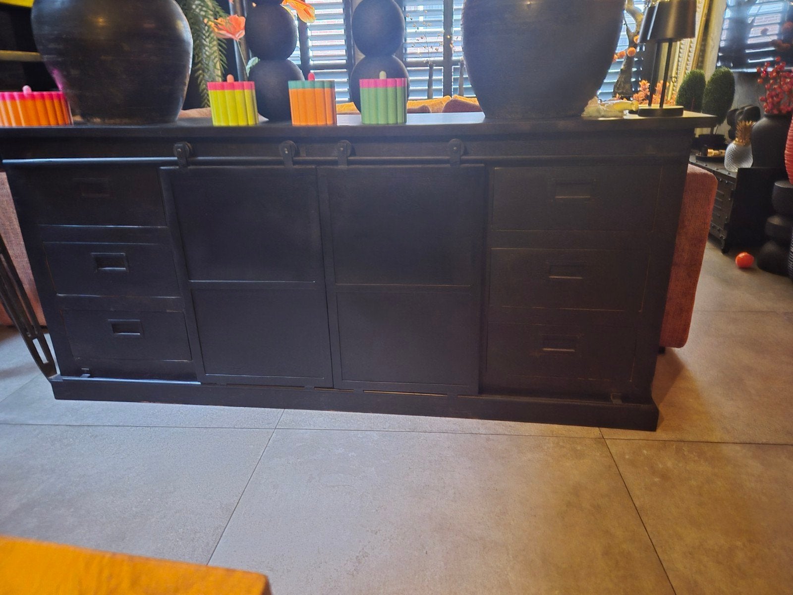 Zwart mat dressoir met metalen schuifdeuren - ZGAN, Huis en Inrichting, Modern, Industrieel, Met lade(s), Zo goed als nieuw, 200 cm of meer