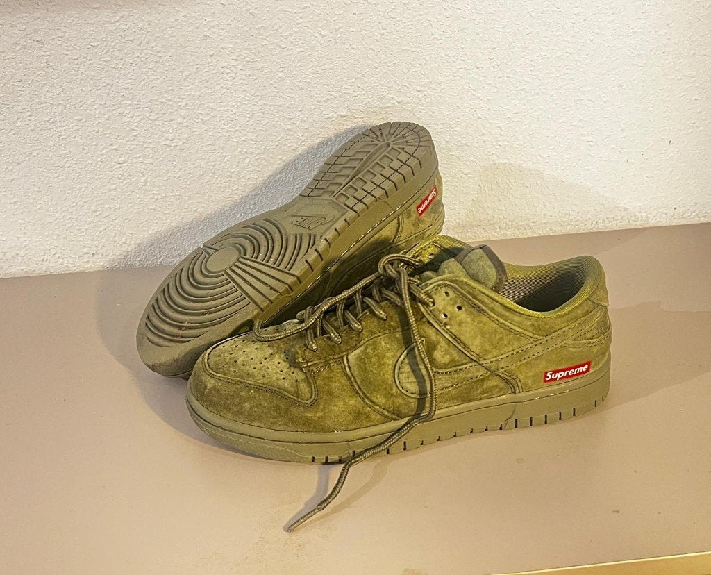NIKE supreme sb low olive green, Ophalen of Verzenden, Nieuw, Overige kleuren