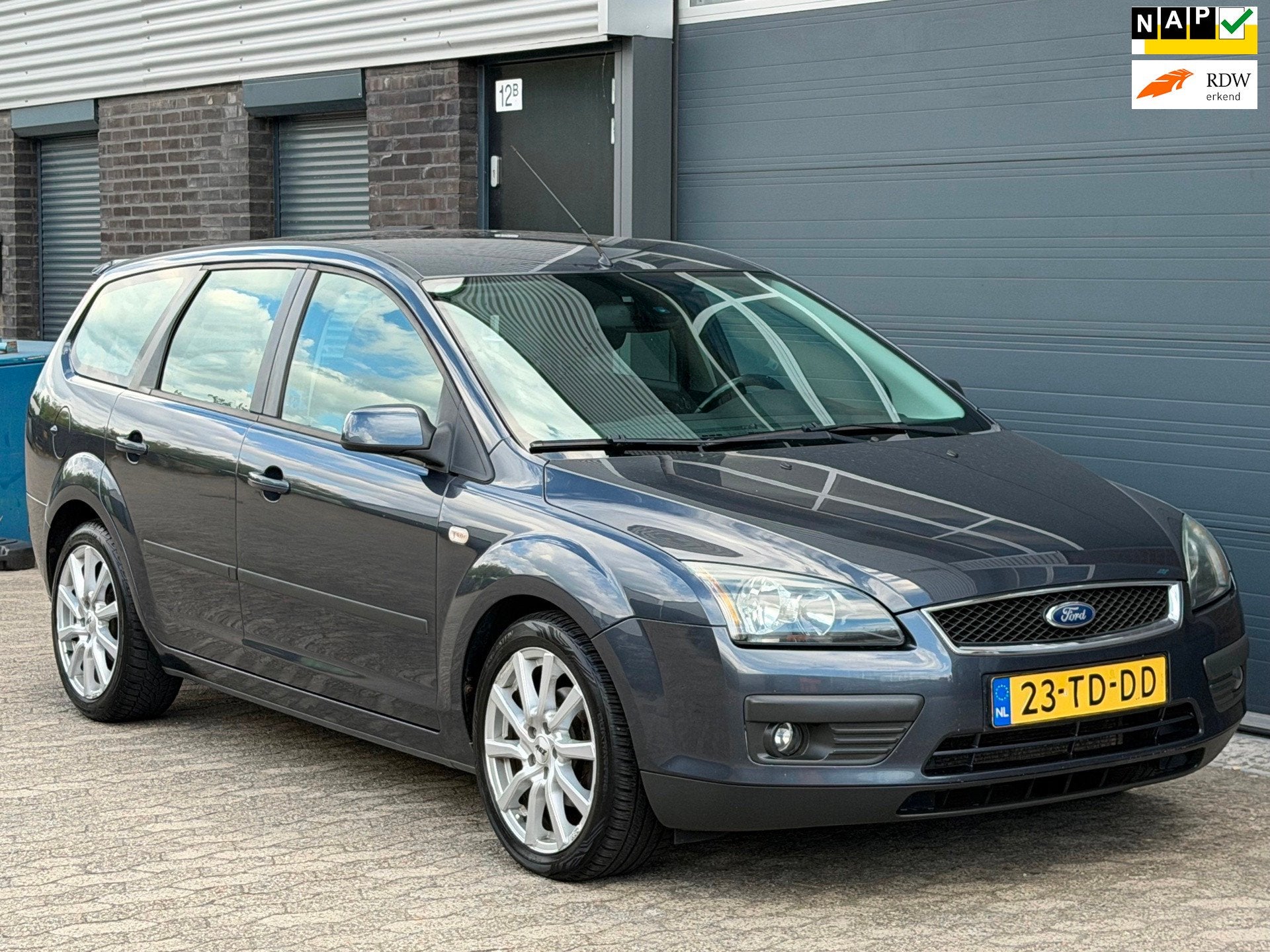 Ford Focus Wagon 1.6-16V Futura CLIMA CRUISE TREKHAAK APK, 1596 cc, Stof, Gebruikt, Zwart
