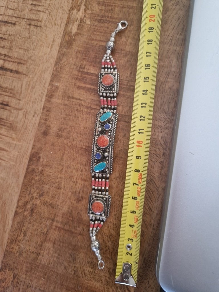 Tibetaanse armband met koraal, lapis en turquoise.