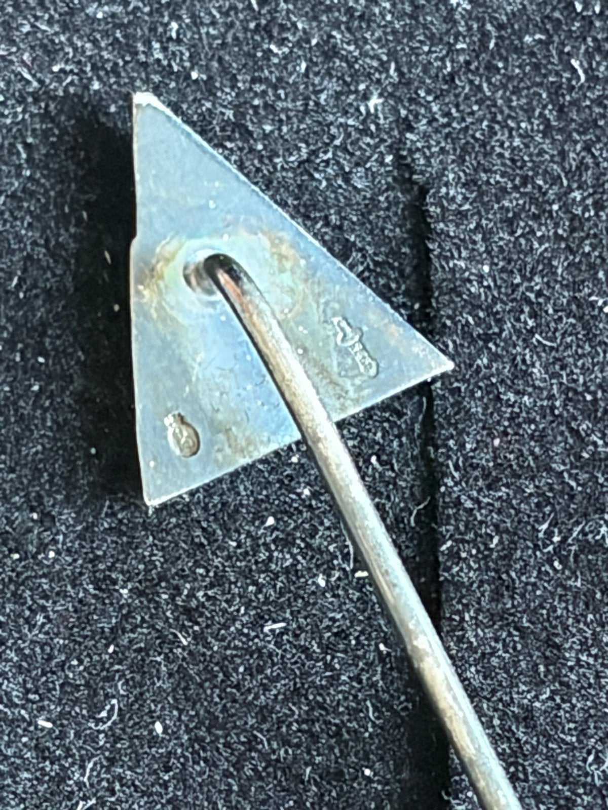 Zilveren speld Alfa college, Gebruikt, Minder dan 4 cm, Ophalen of Verzenden, Rood