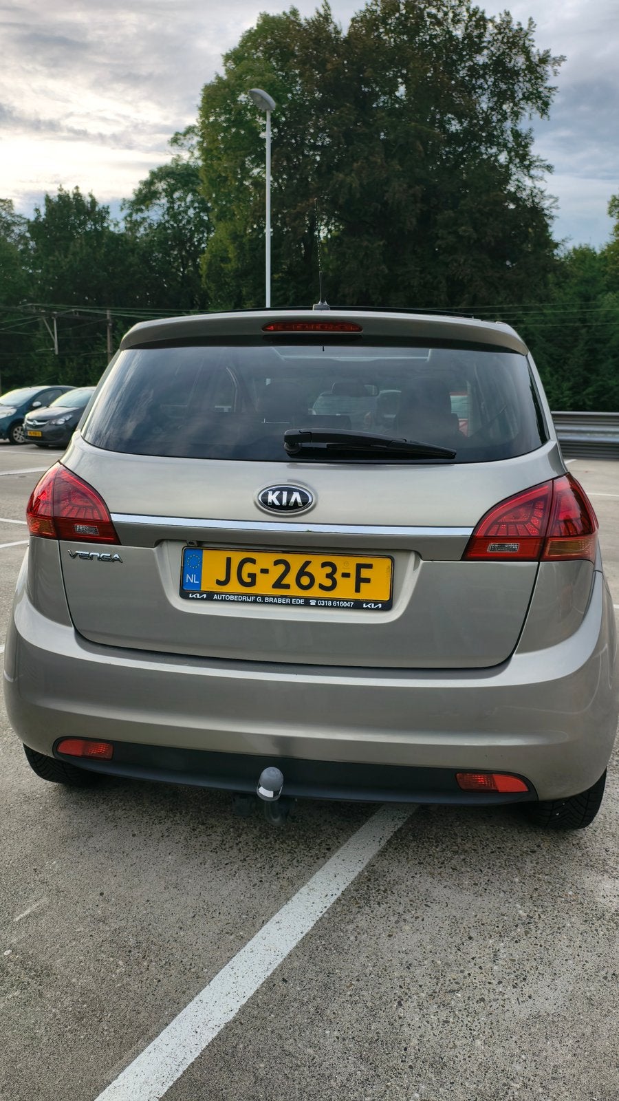 Kia Venga 1.6 Cvvt AUT 2016 Grijs, Auto's, 4 cilinders, 1197 kg, Origineel Nederlands, 123 pk