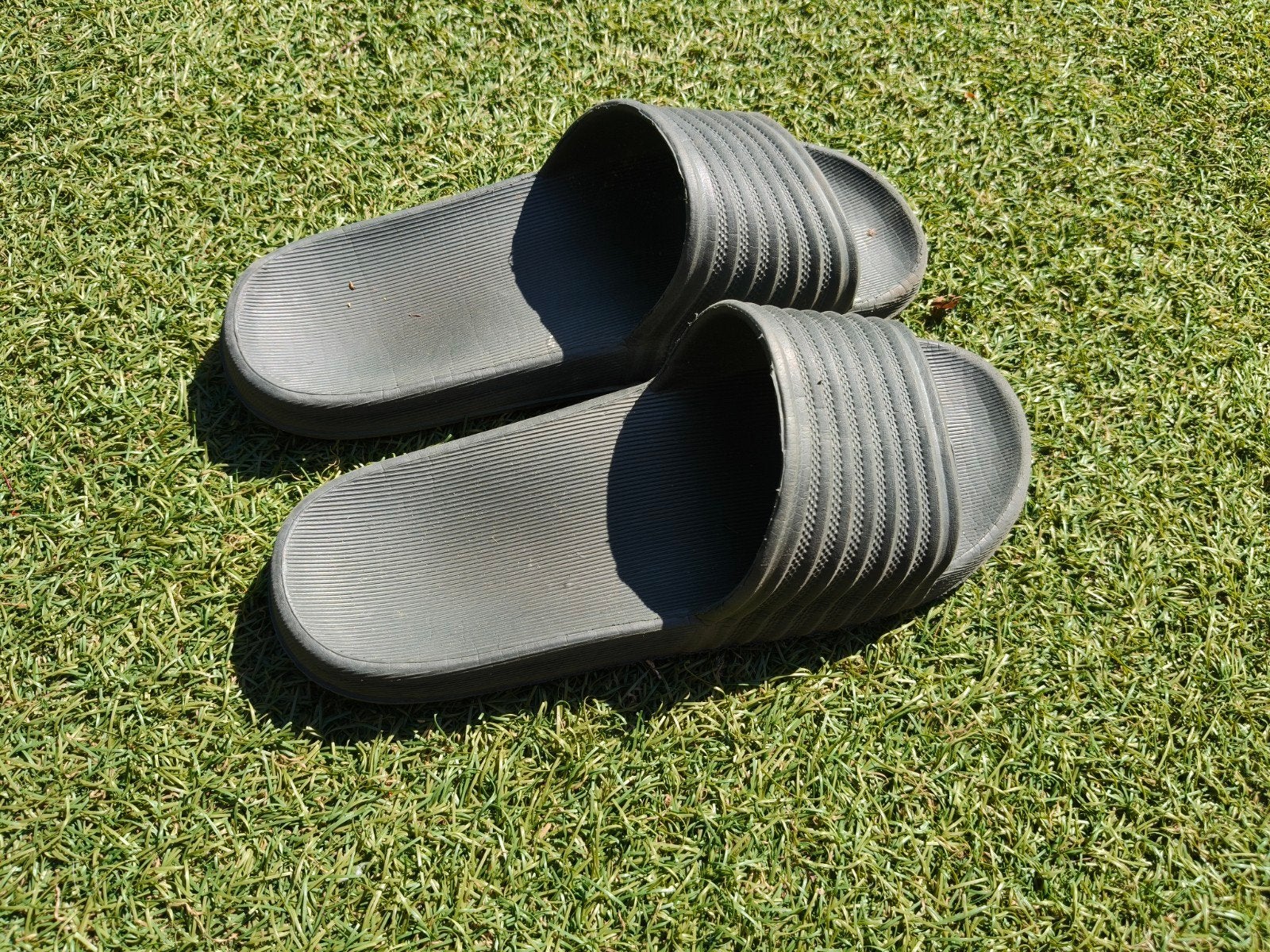 Grijsgroene slippers maat 35-36, Ophalen of Verzenden