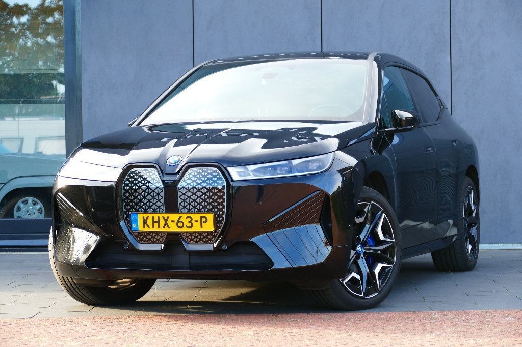 BMW IX 40Xdrive M-Sport High Exe LUCHTVERING Massage Pano, Auto's, Automaat, Dealer onderhouden, 327 pk, Zwart