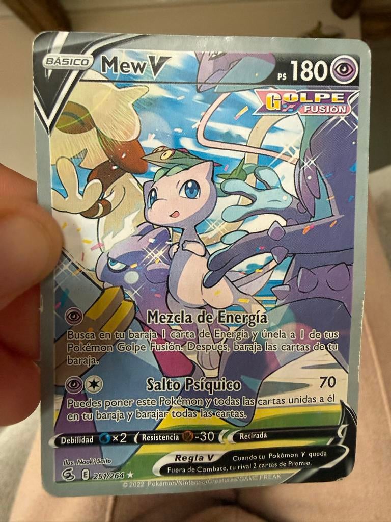 Pokémon kaart Mew V 251/264 - Fusion Strike, Ophalen of Verzenden, Gebruikt, Losse kaart, Foil