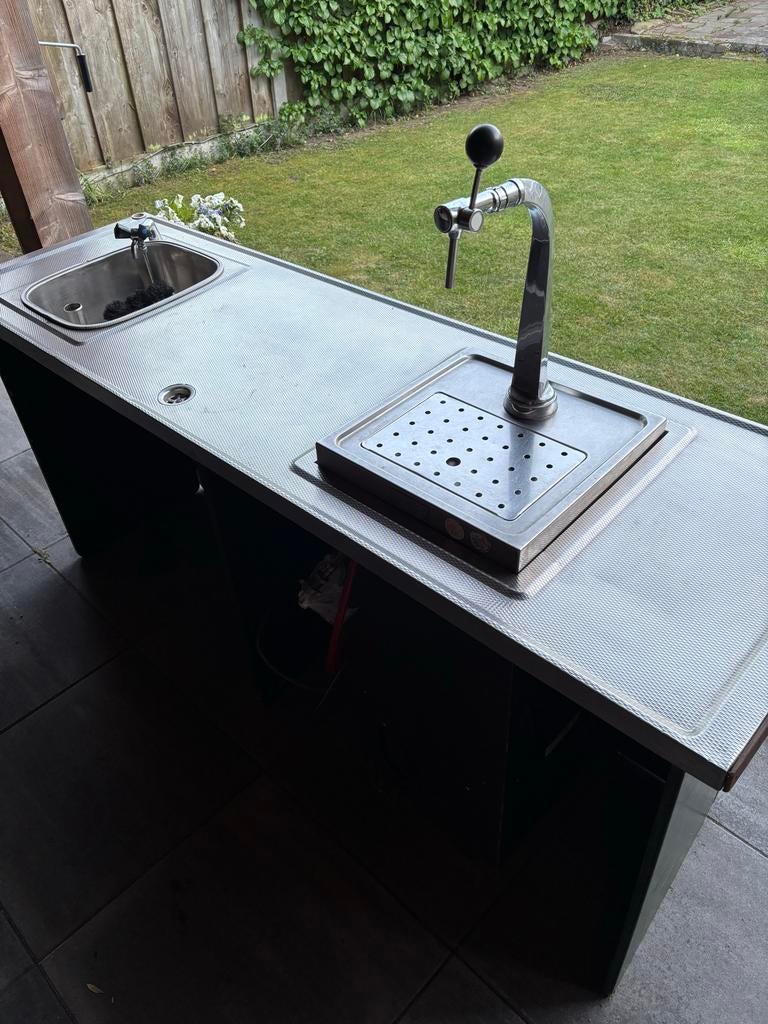 Buitenbar met spoelbak en biertap, Ophalen