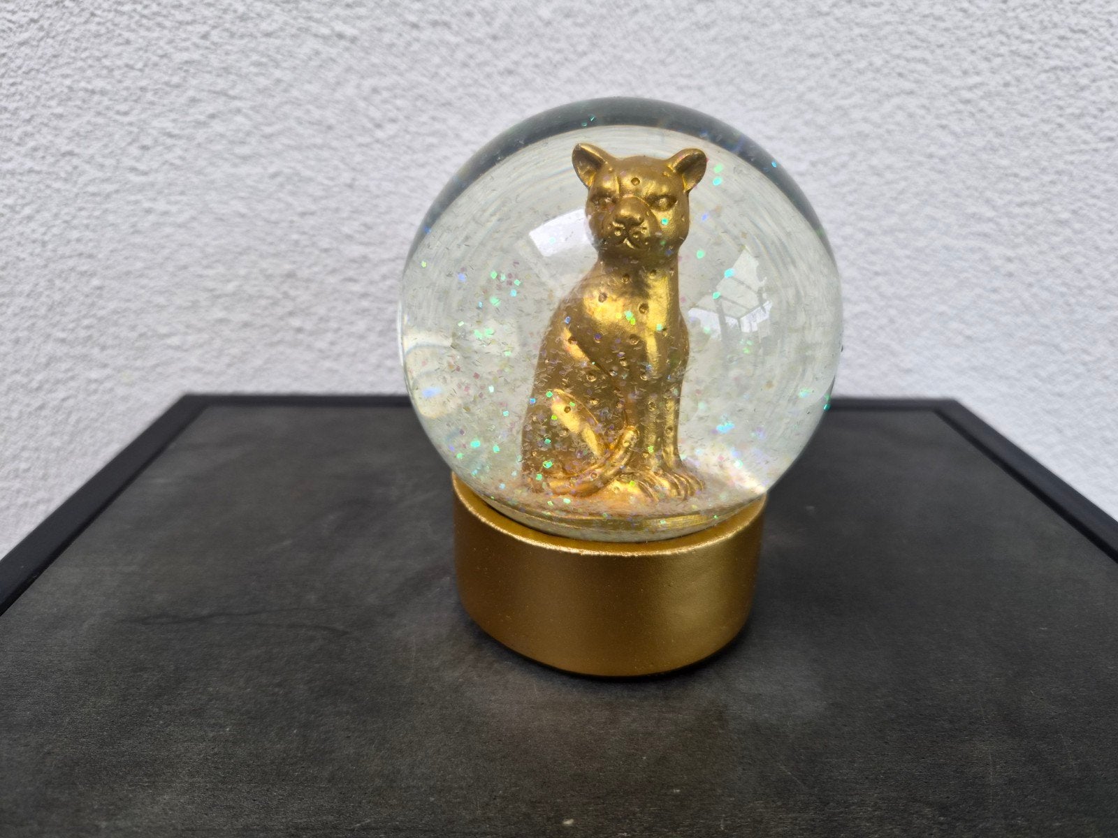 Gouden Sneeuwbol met Luipaard - Glitter Decoratie, Gebruikt, Ophalen of Verzenden, Glas, Goud