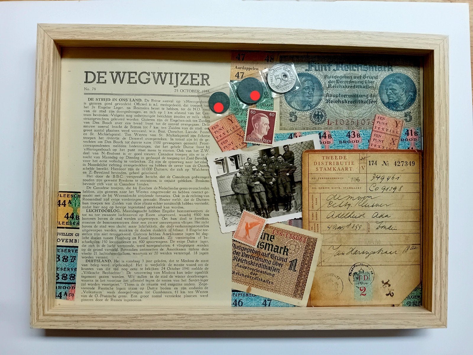 WO2 Ingelijst Display Krant 1944 + Stamkaart + Foto + Geld, Ophalen of Verzenden, Landmacht, Duitsland, Foto of Poster