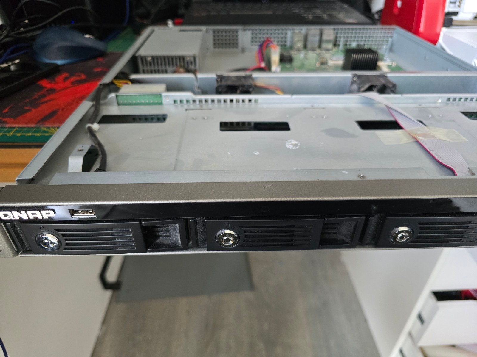 QNAP TS-453U 4-Bay Rackmount NAS – DEFECT / voor reparatie, Computers en Software, Servers, Ophalen of Verzenden, Niet werkend