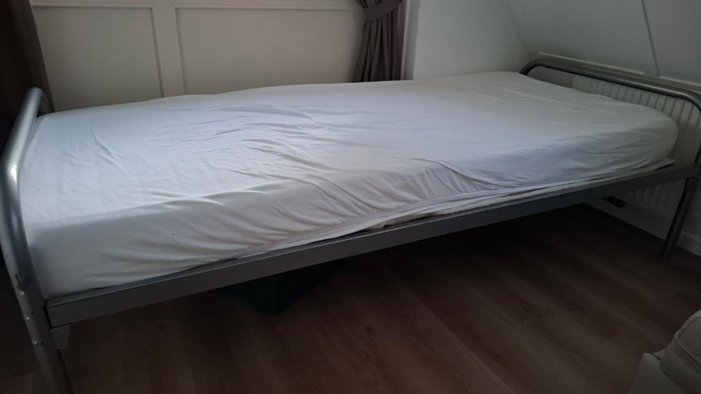 Een persoonsbed mrt mattas tegen redelijk bod te koop., Ophalen, 90 cm, Eenpersoons, 210 cm