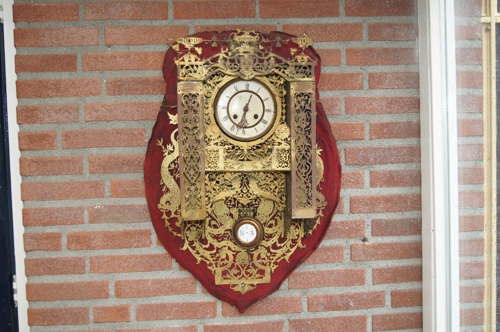 Antieke Ajour uitgezaagde klok met Rood en Goud Decor, Ophalen of Verzenden
