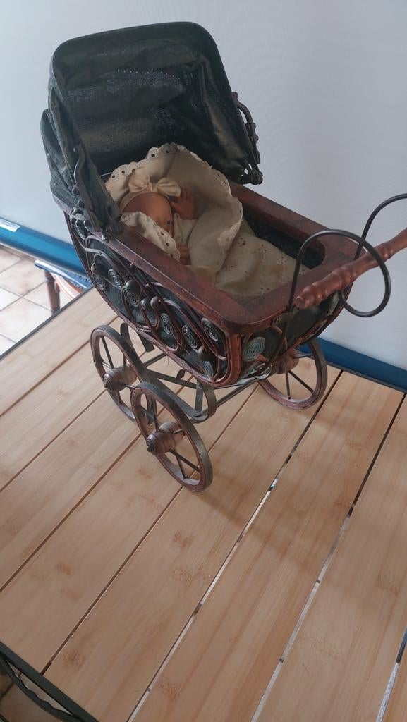Antieke Poppenwagen met Pop - Decoratief Stuk, Ophalen, Gebruikt, Jongen of Meisje