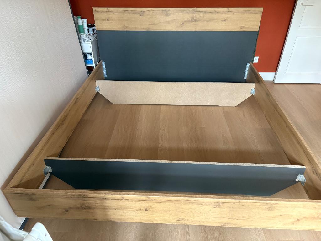 Bedframe hout 180x200, Ophalen, Strak, Gebruikt, Bruin