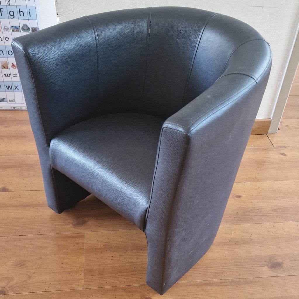 2 kinder fauteuils zwart (leer), Ophalen, Minder dan 75 cm, Leer, Zo goed als nieuw