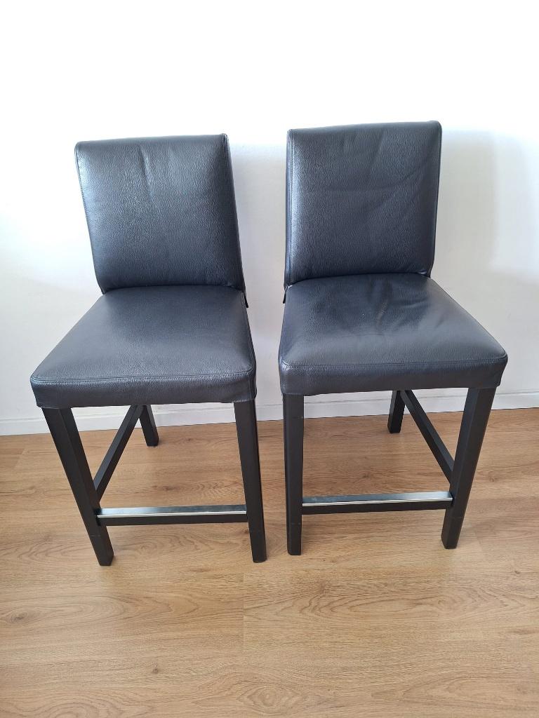 Twee Ikea Bergmund leren barkrukken, Huis en Inrichting, Barkrukken, Ophalen, Met voetsteun, 60 tot 90 cm, Zo goed als nieuw