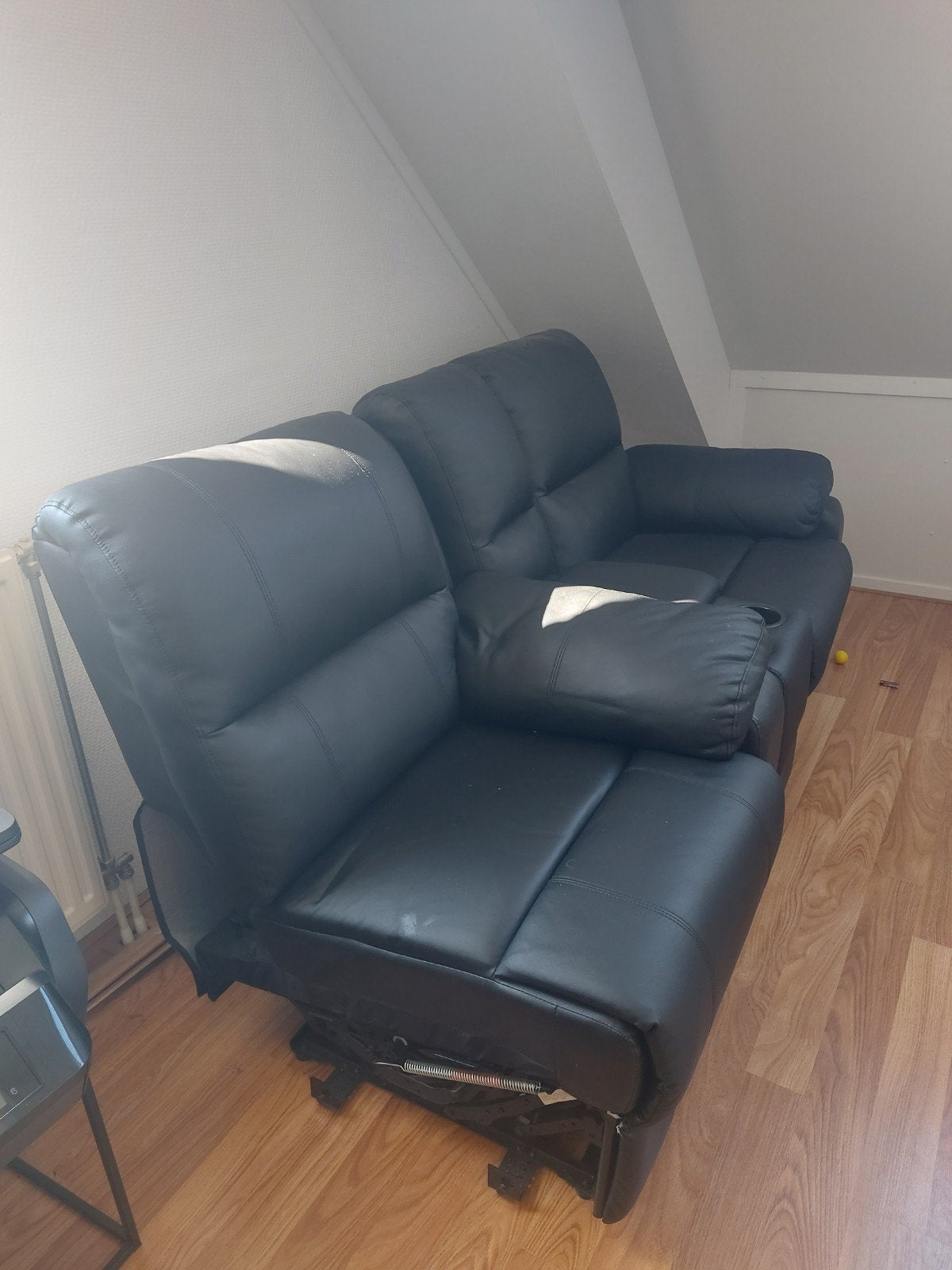 Zwarte tweepersoons relaxbank met bekerhouders, Ophalen, Gebruikt, Leer, Modern, comfortabel