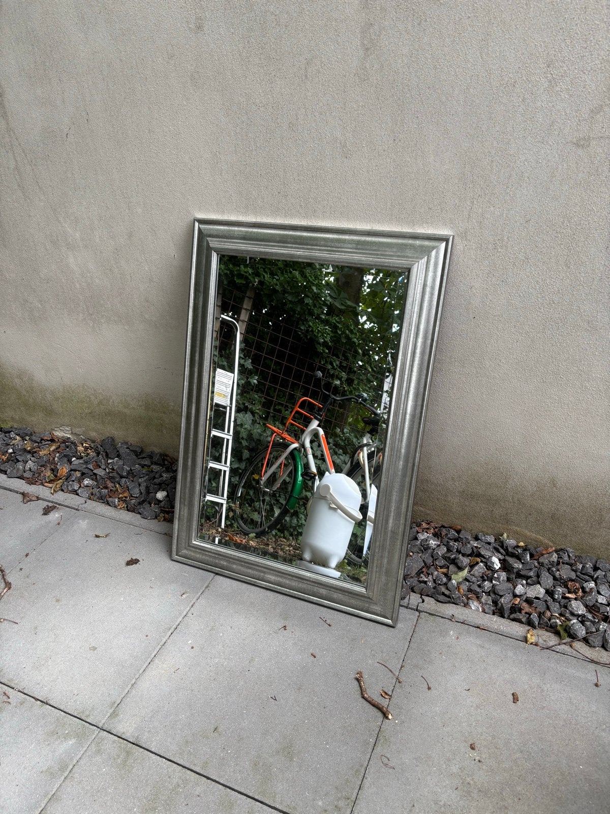 Grote spiegel met zilverkleurige lijst, Huis en Inrichting, Woonaccessoires | Spiegels, Ophalen, Eu, Eu, 100 tot 150 cm