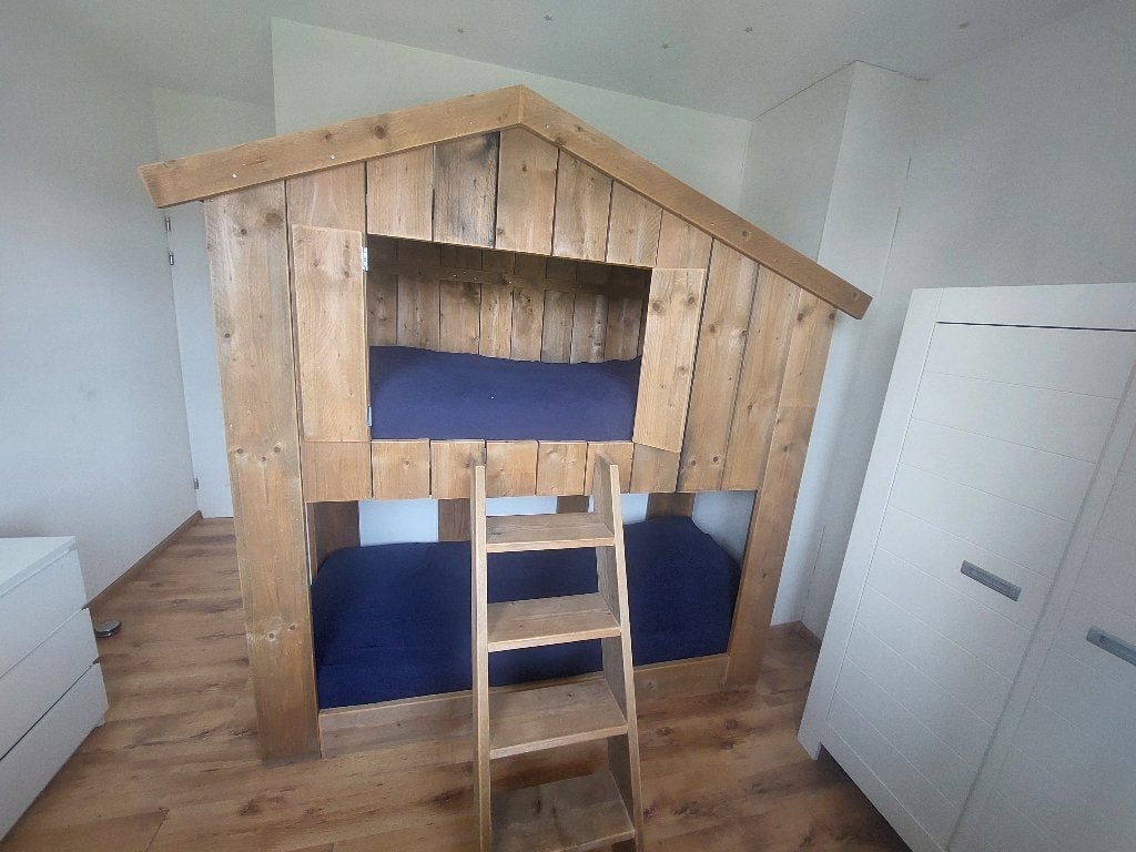 DUTCHWOOD- STAPELBED BOOMHUTBED MET 2BEDDEN -STEIGERHOUT, Ophalen, Tweepersoons, Zo goed als nieuw, Overige maten