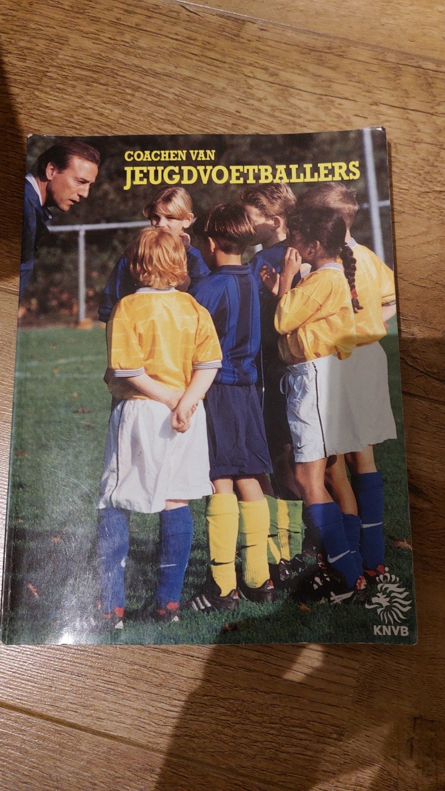 Coachen van Jeugdvoetballers - KNVB Boek, Ophalen of Verzenden, Gelezen, KNVB, Balsport
