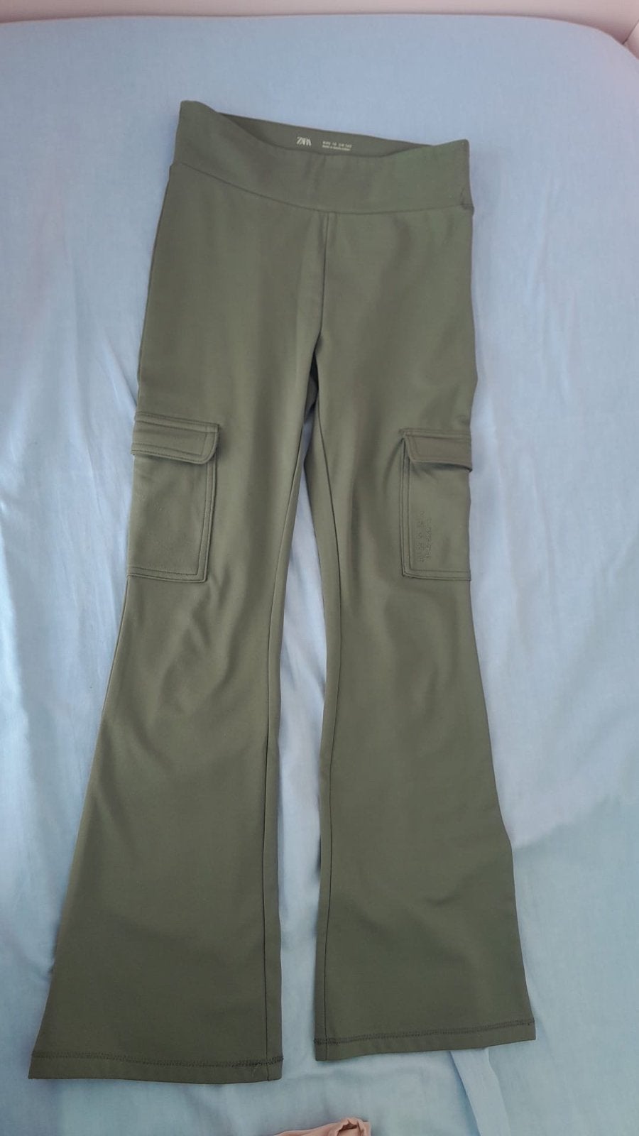 Zara flared cargo broek in kaki groen, Ophalen, Zo goed als nieuw, Maat 34 (XS) of kleiner, Lang