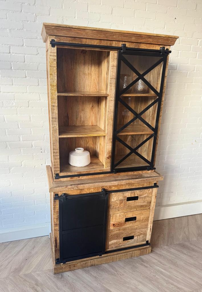 Magazijn leegverkoop vitrinekast Lotte mangohout staal zwart, Huis en Inrichting, Woonaccessoires | Overige, Hout, Nieuw, Ophalen of Verzenden