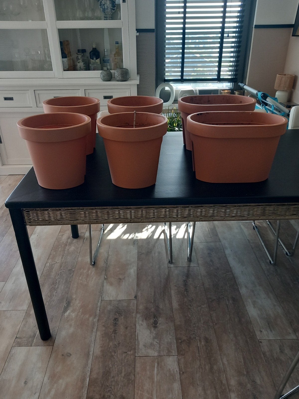 Mooie terrakleurige plantenpotten voor railing op balkon ., Ophalen, Balkon, Rond, Minder dan 40 cm