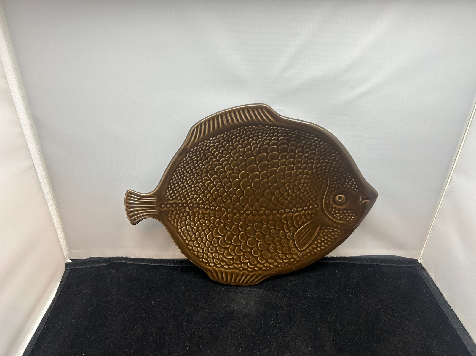 Grote vintage visschaal bruin keramiek - Majolica Barbotine, Ophalen, Zo goed als nieuw, Keramiek, Schaal of Schalen