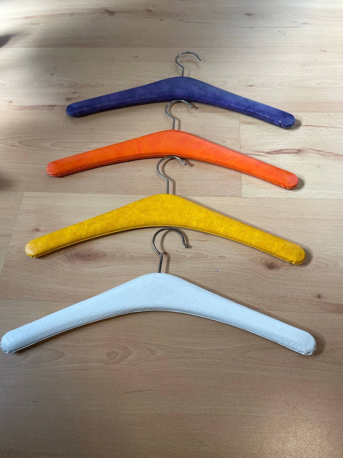 Vintage kledinghangers skai-leder jaren '60, Ophalen, Vintage, Meerkleurig, Kunststof