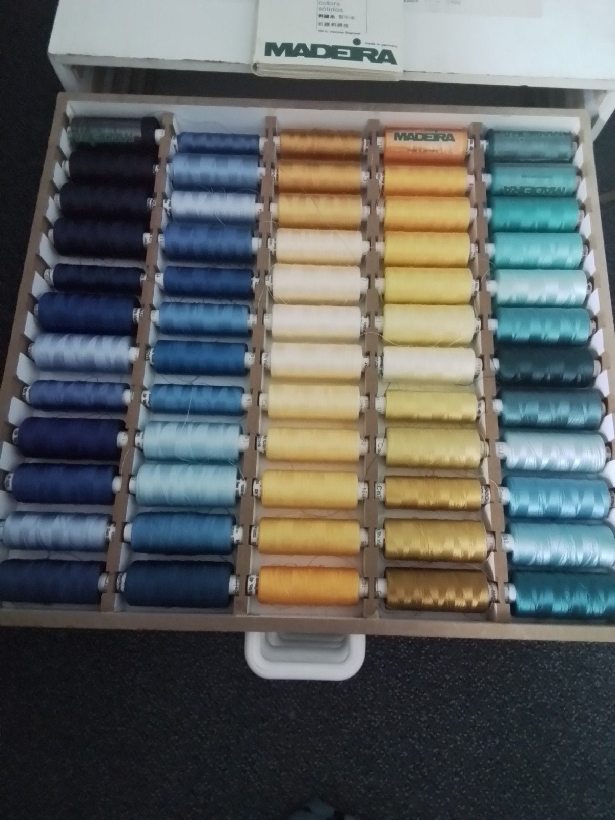 5 ladekast met 290 klossen Madeira borduurgaren, Ophalen, Nieuw, Borduurgaren of Zijde